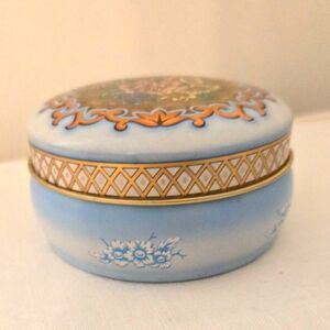 Vintage Daher Decorated Ware Tin Trinket Box in Beautiful Condition